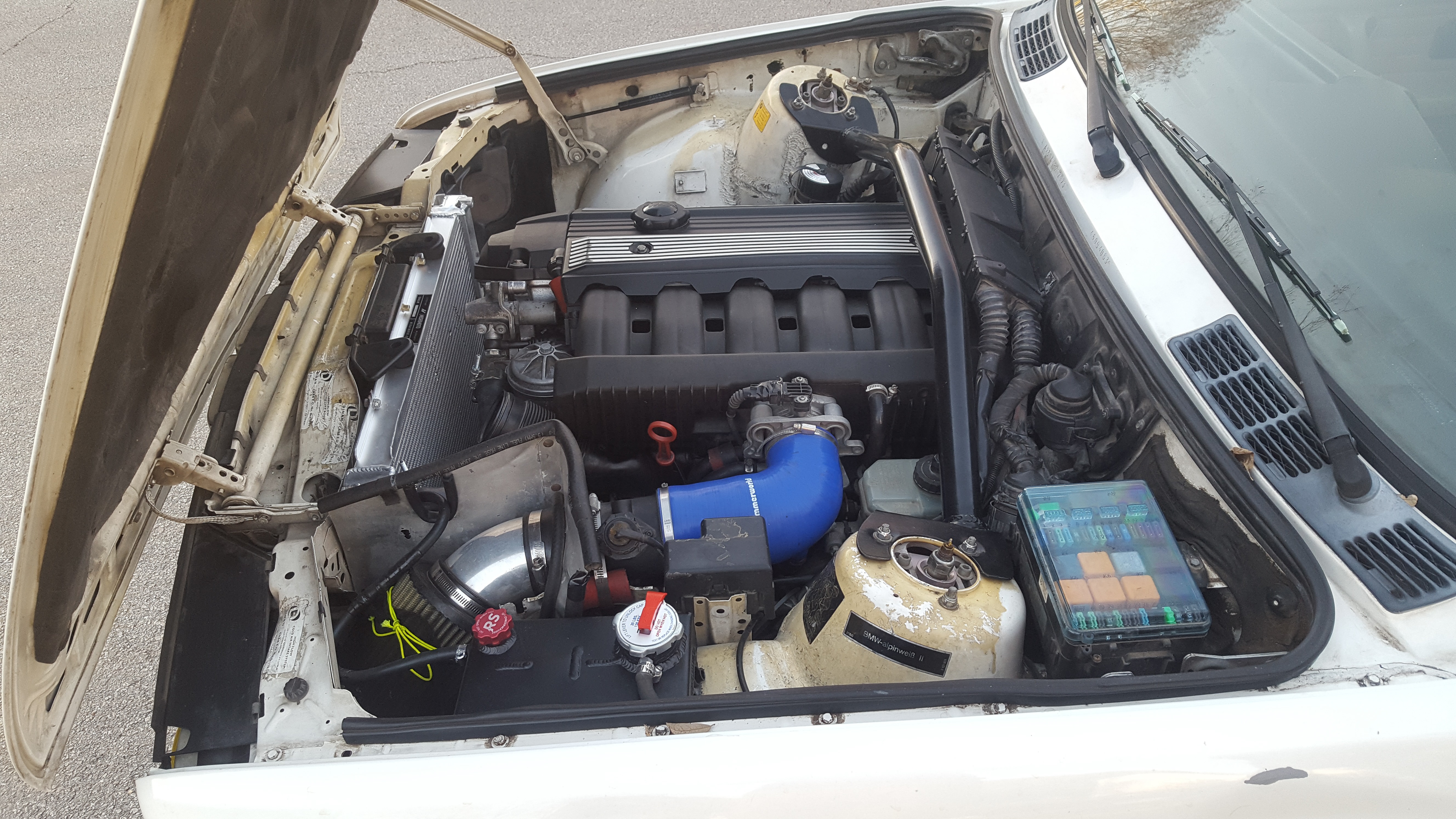 Mobile mechanic repairing stranded car on roadside Austin Texas